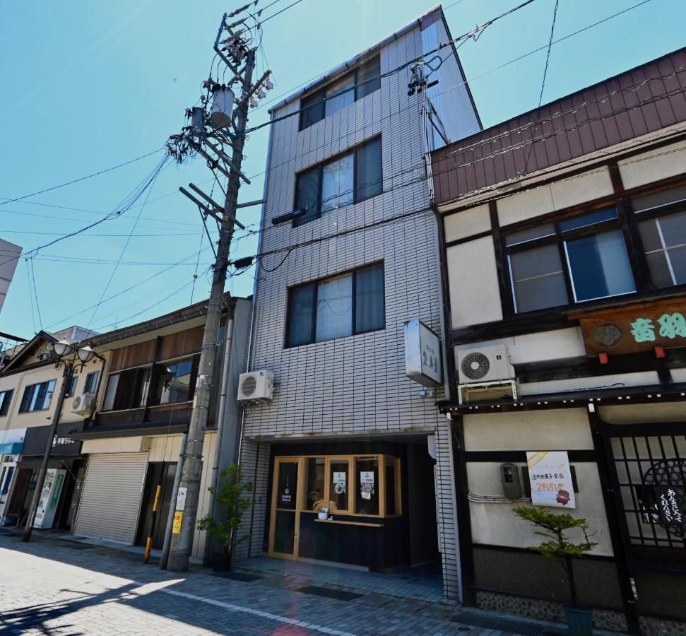 Manabi-Stay Takayama Sakura 提携駐車場利用可 古い町並みまで徒歩1分 最大9名宿泊可能な一等地で人工温泉を楽しむ Dış mekan fotoğraf